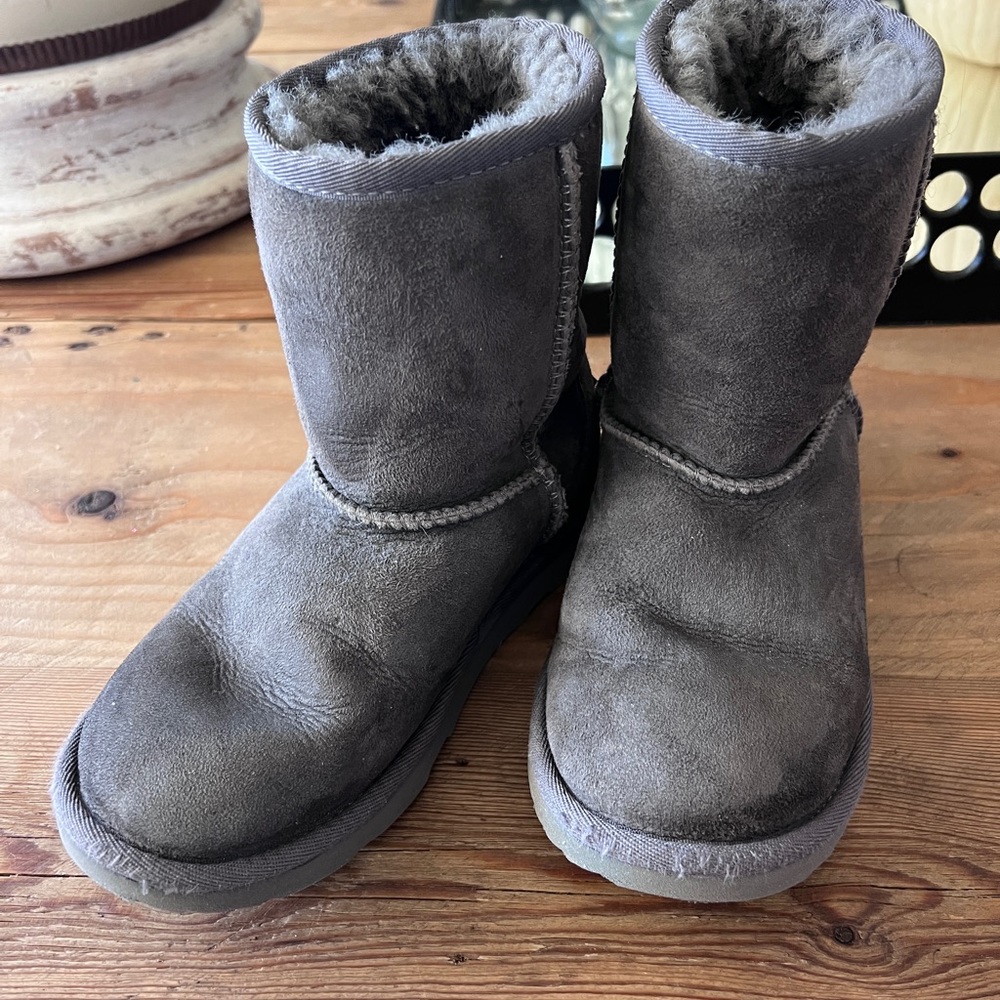 UGG boots. Kids. Gray. Size 2